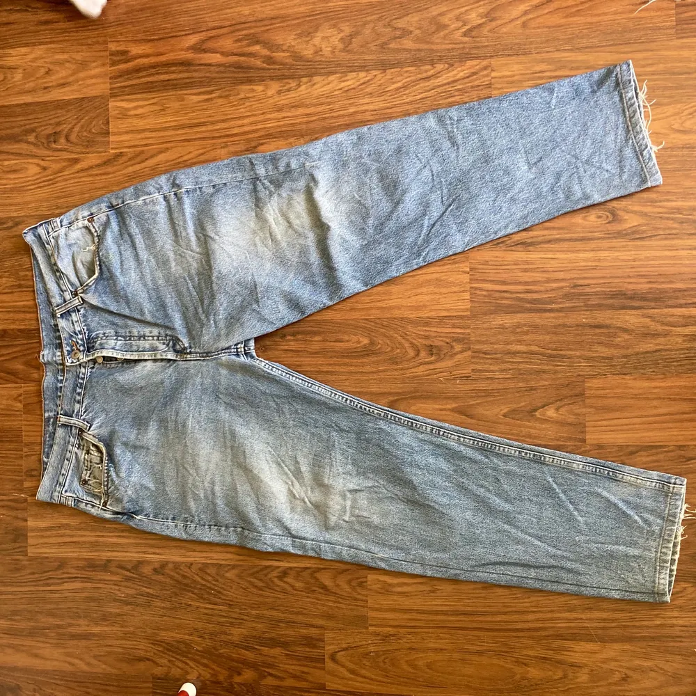 Säljer ett par skitstora levi’s jeans (för mig då), gjorda i USA därav skitbra kvalite, vintage då byxorna kan ha fläckar o liknande, buda o fråga på🌟. Jeans & Byxor.