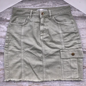 Cargokjol ZARA - Supersnygg khakifärgad cargokjol från Zara. Väldigt lite använd. Storlek XS, men skulle säga att den även passar S. 💚