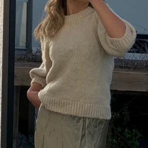 Stickad beige tröja - Beige stickad tröja från Gina, kortare armar. Bra skick. Frakt tillkommer på 62kr.