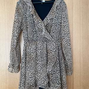 Leopardmönstrad klänning köpt för några år sedan men knappt använd. Storlek 44 men det är liten i storleken så skulle säga att den mer är som 40