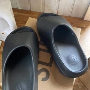 Wts yeezy slide onyx storlek 43  - Wts yeezy slide onyx  Ds= oanvända  Storlek 43  Pris 1399 Plus frakt eller meetup i Kristinehamn  Vid snabb deal kan pris diskuteras  