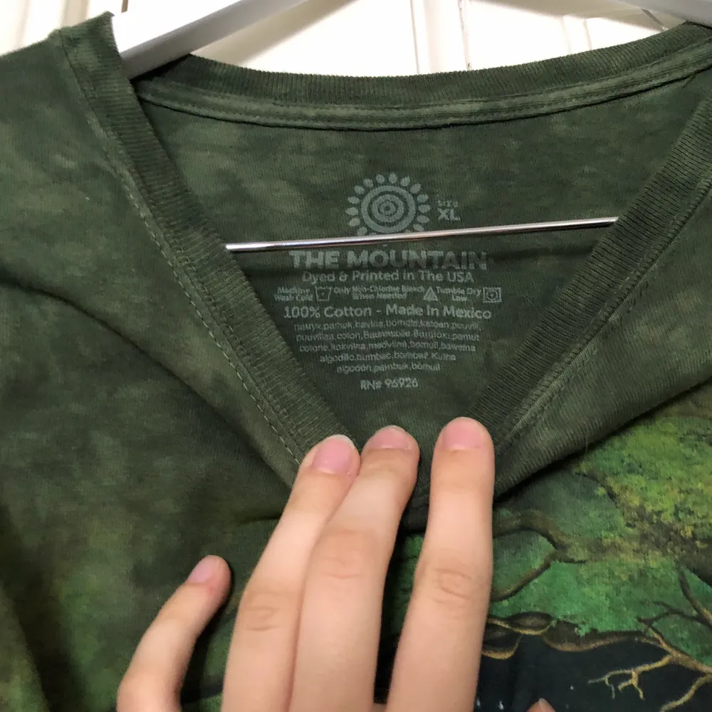 grön the mountain tshirt. batikfärgad ish. snyggt tryck. Galet fin men har själv knappt använt den. . T-shirts.