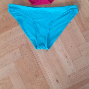 Bikini mederdelar - Snygga neder delar som kan kombineras m va man tycker är snyggt. Högt skurna bägge 2