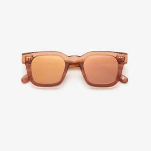 Jättefina Chimi solglasögon i jättebraskick, endast använda ett fåtal gånger. Perfekta nu till sommaren. Dessa säljs inte längre av Chimi. Modell: #004 Färg: Peach Glas: Mirror  (Köparen står för fraktkostnad) 
