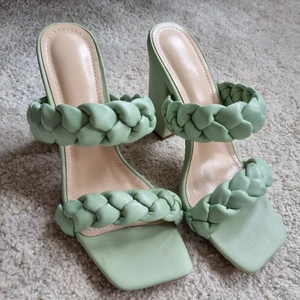 Gröna klackskor  - Säljer dessa superfina gröna klackskor, dom är i storlek 37 men passar mig som har 36. Aldrig använda. 💚