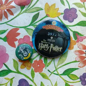 Pin från serien Harry Potter . Kostar 30 kr for båda, går att få billigare och man köper flera (finns fler bl.a. i min profil) #anime #kawaii #pins #alternative #alt #anime
