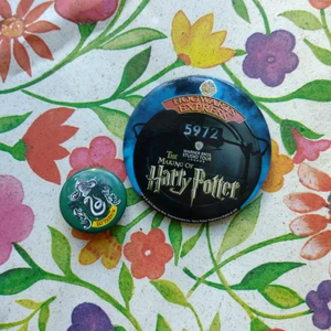 Homestuck pins - Pin från serien Harry Potter . Kostar 30 kr for båda, går att få billigare och man köper flera (finns fler bl.a. i min profil) #anime #kawaii #pins #alternative #alt #anime