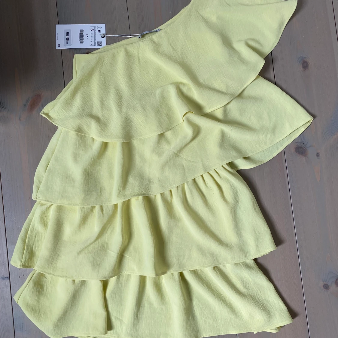 Gul volangklänning Zara - 90