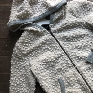 Unik Cloud-hoodie - Unik offwhite hoodie från GAP. Bra kvalite och aningen oversized. Fräsch och använd endast fåtal gånger.😊💗
