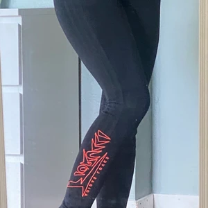 Adidas träningsleggings - Träningsleggings från adidas, använda max 5 ggr, storlek 34/S. Köpta på Junkyard🤍  - Frakt tillkommer om plagget behöver postas -