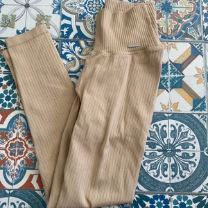 aimn tights  - aimn tights som inte kommer till användning och har endast använts 1-2 ggr