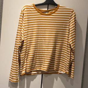 Monki gul radnig tröja storlek L - Denna plaget passar för storleken m och s om ni vill ha en oversized look 