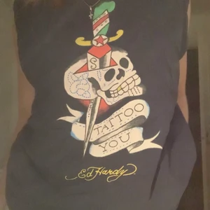 Ed Hardy linne - Ballt linne från ed Hardy storlek L:) D är reversable så man kan ha camo tyg utanpå, bild 3😊