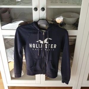 Hollister Zip-hoodie (XS) - Marinblå Zip-hoodie från Hollister i mycket gott skick. Otroligt mjukt material och god kvalitet. Tillhörande sweatpants finns också till salu.