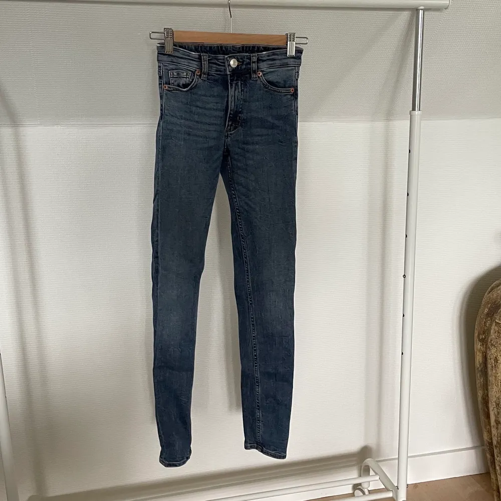 Knappt använda high waist jeans från monki. Jeans & Byxor.