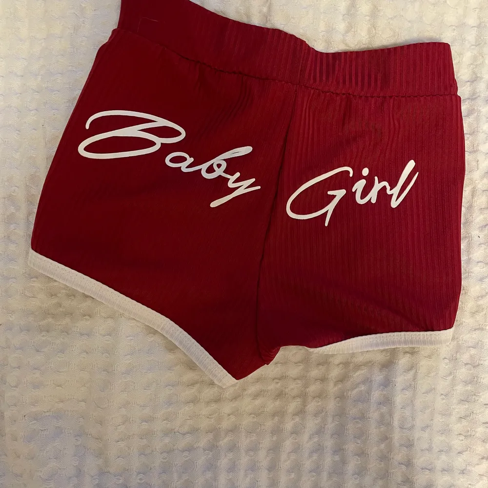 Detta är ett par vinröda shorts i storlek S. Fint skick och lite andvända. Skriv privat om ni är intresserade🦋. Shorts.