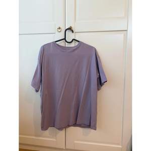En lila t-shirt från hm, oversized. Använda men i bra skick 