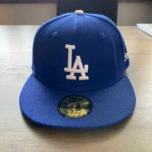 New era cap - Snygg blå retro keps och endast använt fåtal gånger. Nyskick och inga defekter. Ordinarie pris 449kr☺️