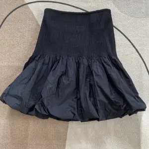 Säljer fin svart kjol i bra skick och väldigt oanvänd (ungefär 2 gånger). Säljer den för att den inte är min stil längre, köpare står för frakt men pris kan gå ner! Den är i storlek 160/164 från H&M och har en väldigt fin puffig känsla men lite flare!❣️😙