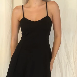 Skater-dress - Söt kort, svart känning i skater modell. 