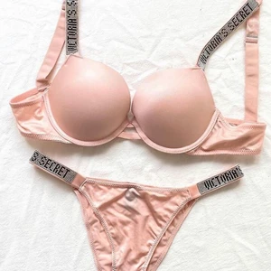 Victoria Secret sett  - Jätte fint sett o helt oanvänd då den är för stor för mig❤️storlek s