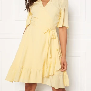 Dry lake yellow dress - Använd 2 gånger så är i nyskick, storlek S och sitter perfekt, är omlott så går att ha lösare/tajtare om det behövs. 
