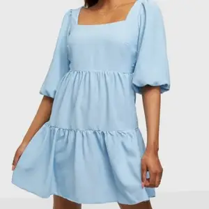 Fin blå klänning, använd fåtal gånger så i bra skick. Stl 36 med dragkedja på sidan och knytning i nacken/axlarna. Nelly X Glamorous