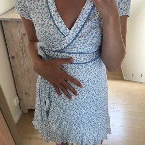 Sommarklänning - Supersöt sommarklänning med blommigt mönster. 