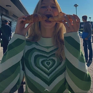 Cider tröja - Säljer min så sköna cider tröja. Den finns inte att köpa längre därav priset men diskuterbart, köpte för 400 ink frakt. Storleken är M men funkar på XS/S. Tröjan är använda fåtal gånger förra året men inte min stil längre.