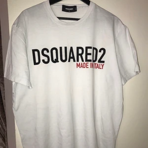 Dsquared2 T-shirt XL  - T-shirt storlek XL endast använd 2 gånger 