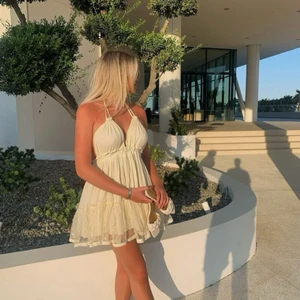 Helt oanvänd sommarklänning - Lånad bild, helt oanvänd och endast testad, är M men skulle säga att den passar allt från xs-l då den är otroligt reglerbar, buda från 150