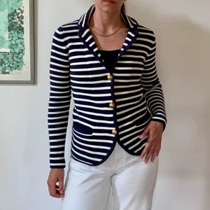 Lexington Stickad Kavaj S - Blå-vitrandig stickad kavaj från Lexington. Använt skick, något blekt men ej nopprig. Smal passform (jag är en storlek S/M). 