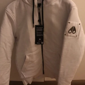 Moose Knuckles bunny hoodie 2  - En hoodie från Moose knuckles i strl M (herr) köpt för 3699kr på Johnells i Uppsala, säljes pga att den är för stor för mig. Tröjan har avtagbar päls på insidan. Använd endast 1 gång och har därav inga defekter. 