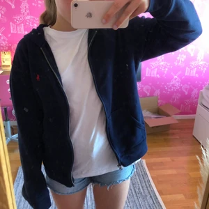 Ralph Lauren Huvtröja - Blå ralph Lauren hoodie säljer då den inte kommer till användning. Köptes för 899kr för några års sedan. Budgivning startas om många är intresserade. 10kr mellan varje bud. Skriv privat vid fler frågor eller ifall ni vill ha fler bilder🫶🏻