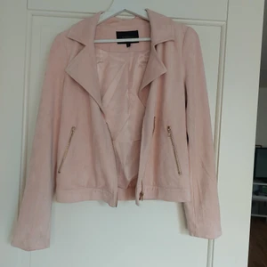 Soft rebels-jacka i mockaimitation - Jättecool rosa jacka i mockaimitation från Soft Rebels. Den är i hög kvalitet och är knappt använd!💓