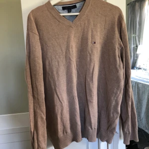Hilfiger tröja - Brun tröja från Tommy hilfiger. Går att styla supersnyggt som inte syns på bilden