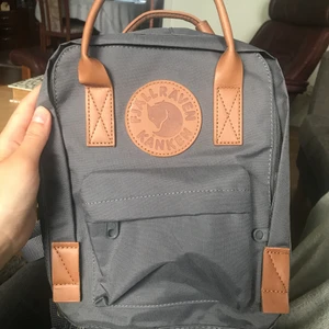 Kånken mini  - Kånken minivariant i nyskick. Köpte själv på second hand så vet inte om den är äkta men ser äkta ut iaf! Hör av dig om du vill ha fler bilder!                                                          Köparen står för frakt. 