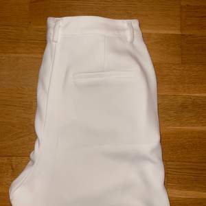 Vita byxor från NAKD i storlek 38. Använd en gång. Vida ben, ingen bootcut. 250kr inklusive frakt