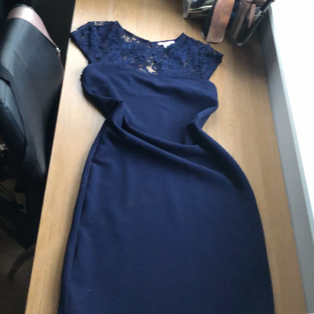 Stilren klänning från ANNA FIELD, använd få gånger. Har en fin mörkblå färg.. Klänningar.