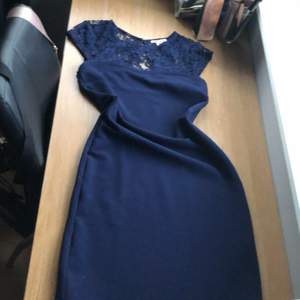 Stilren klänning från ANNA FIELD, använd få gånger. Har en fin mörkblå färg.