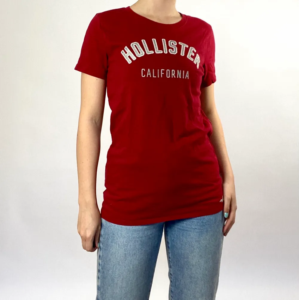 Jättebekväm och fin t-shirt från Hollister. Storlek M men passar XS-M. T-shirts.