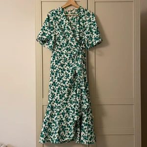 Fin mönstrad sommarklänning  - Använd en gång, bra skick. 