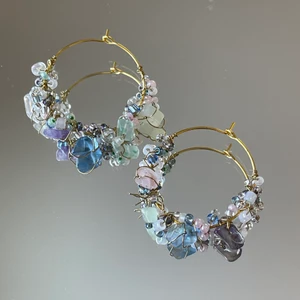 Örhängen  - Handgjorda örhängen med med glas- och stenpärlor i olika storlekar fastvirade med guldig ståltråd. Ca 4 cm i diameter. Säljs separat för 100kr, 2 par för 175kr  ⭐️Frakt tillkommer på 39kr!!!  Checka min profil för mer 💜