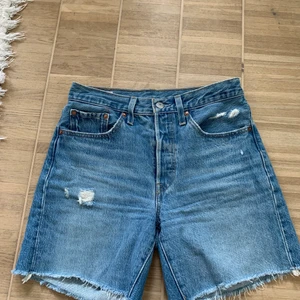 Levis 501 shorts  - Superfina Levis shorts i modell 501, storlek 27. Använda max 5 gånger. Nypris 700kr.