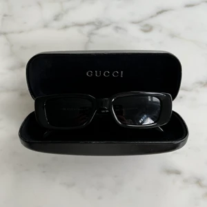 Solglasögon Gucci  - Svarta solglasögon från Gucci. Inköpta för ca 3000kr. Nyskick. Fodralet är lite repigt. 