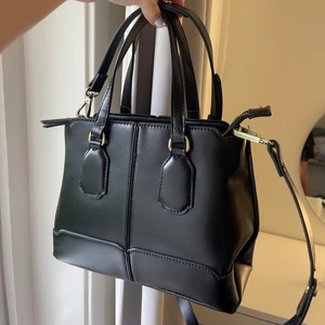 Väska från zara - Väska från zara i jättebra skick. Längre band finns. Frakt tillkommer. 