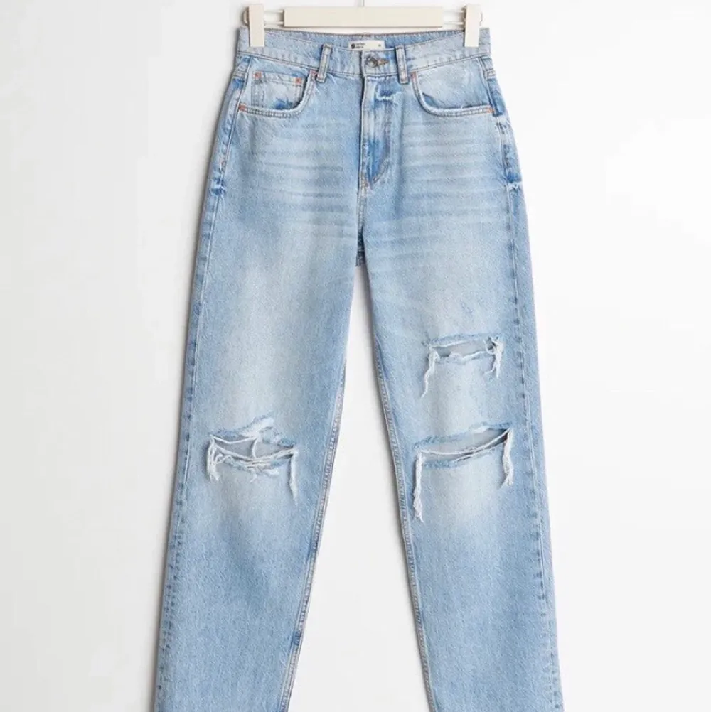 Fina jeans, använda fåtals ggr, 250kr+frakt, priset kan diskuteras, säljes då jag gått ner i vikt och kan därför inte använda dem längre, nypris: 600kr, säljer för: 250kr+frakt . Jeans & Byxor.