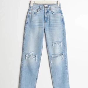 90s high waist jeans - Fina jeans, använda fåtals ggr, 250kr+frakt, priset kan diskuteras, säljes då jag gått ner i vikt och kan därför inte använda dem längre, nypris: 600kr, säljer för: 250kr+frakt 