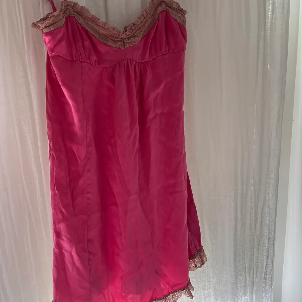 Så fin rosa sidenklänning från odd molly!  Storlek 0 (motsvarar Xs). Klänningar.