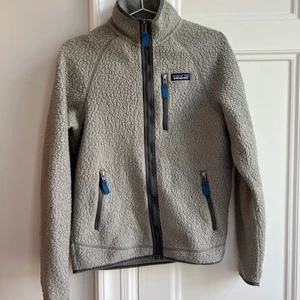 Patagonia fleece  - Grå leecetröja från Patagonia. Inköpt för ca 1500kr. Bra skick. 